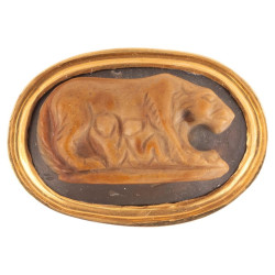 Late Roman ring in 22ct gold with an agate cameo depicting the Roman She-Wolf