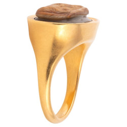 Late Roman 22ct Gold Agate Cameo Ring, She-Wolf of Rome, 3rd Century