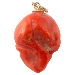 1970s Yellow Gold Coral Skull Pendant Necklace in Excellent Condition